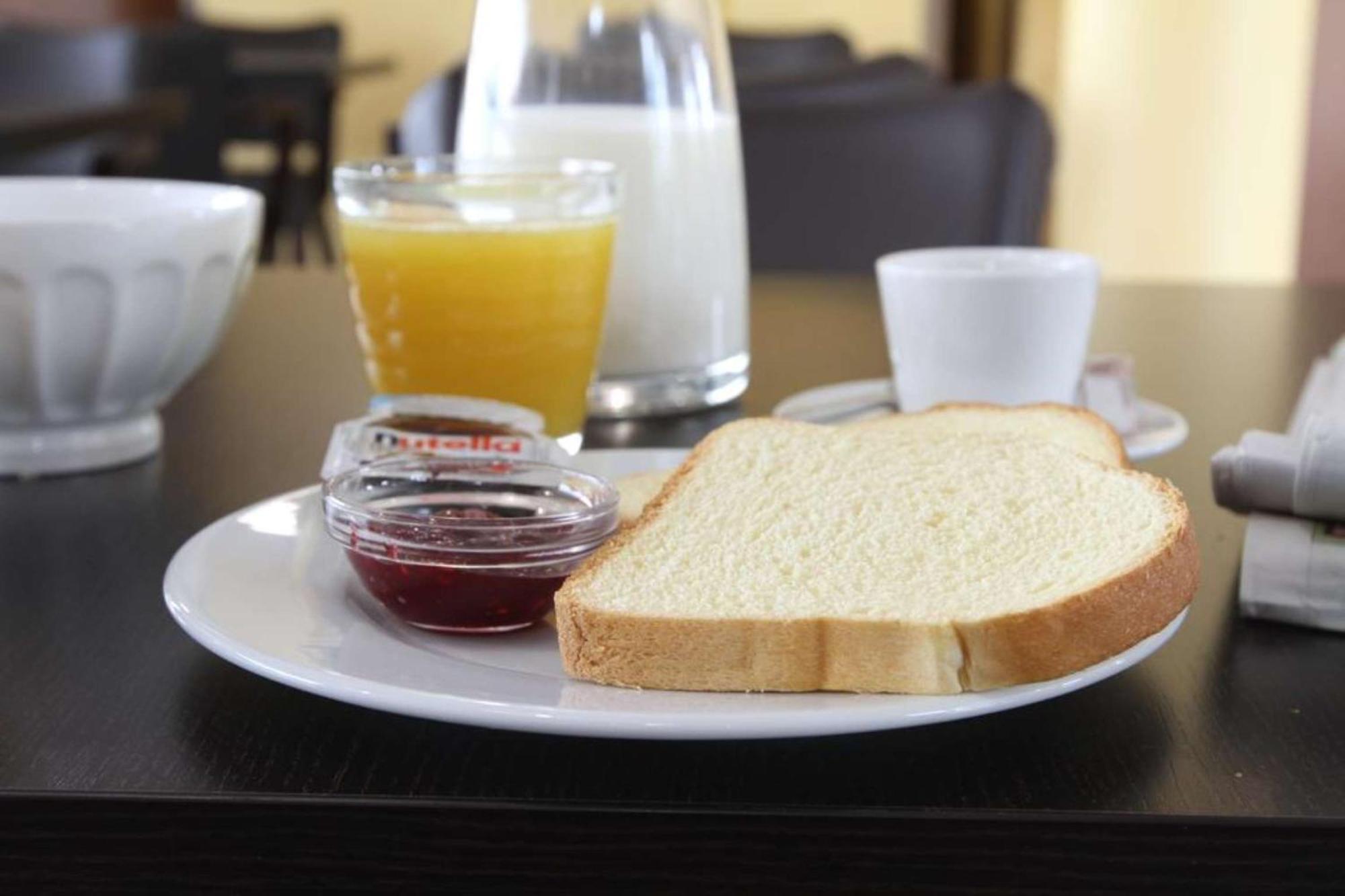 Brit Hotel Confort Villeneuve Sur Lot Bias  Екстер'єр фото